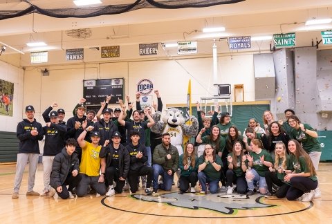 Students with Eddy for Mascot Madness